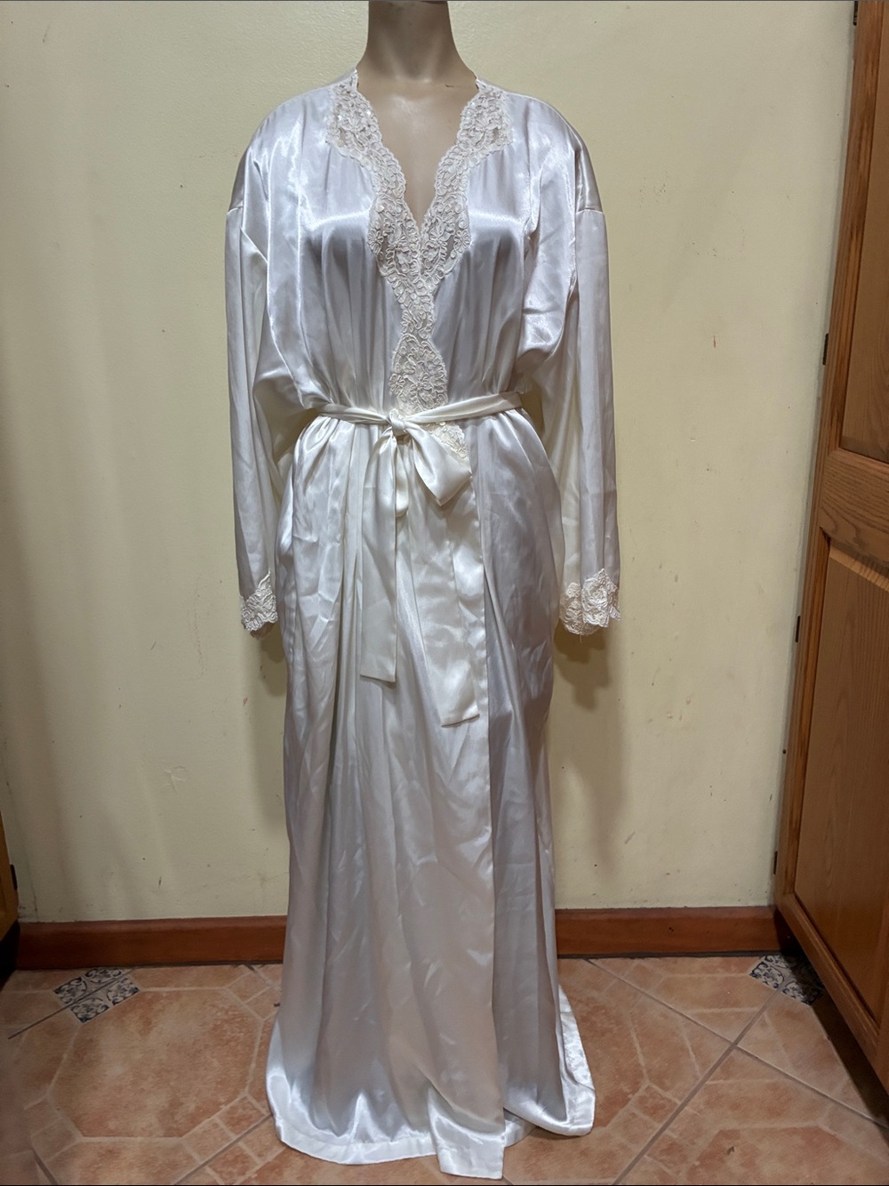 Victoria's Secret vintage Ivory Satin Lace-Trim Robe